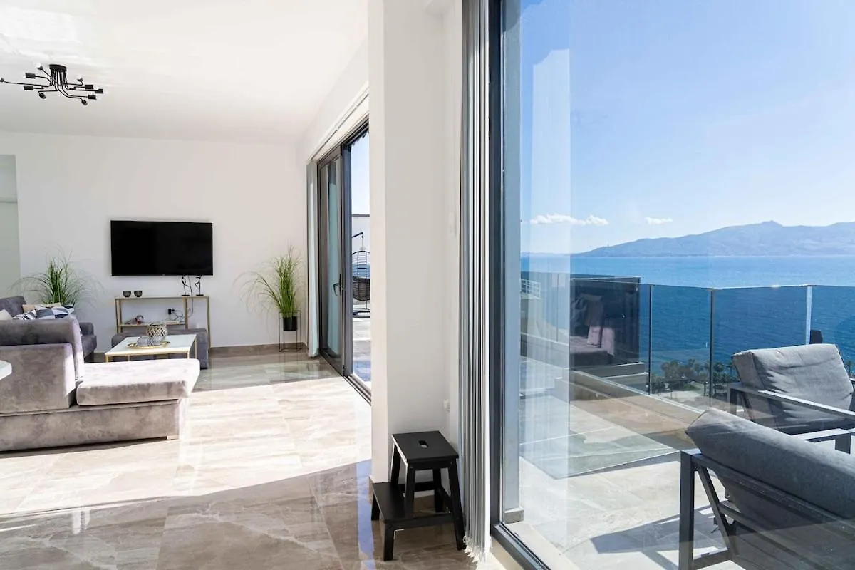 Beachfront Luxury Penthouse Sarandë Lägenhet