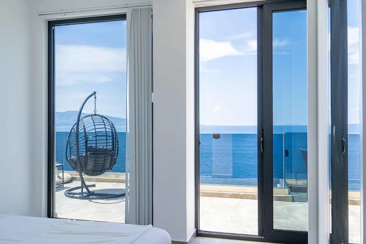 Beachfront Luxury Penthouse Sarandë 0*,