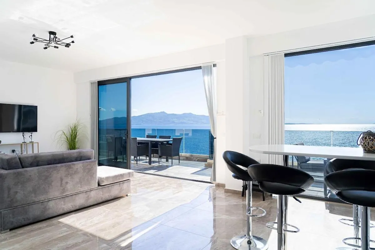 Beachfront Luxury Penthouse Sarandë 0*,