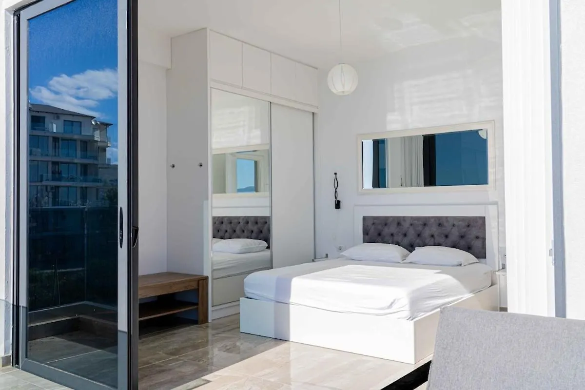 Beachfront Luxury Penthouse Sarandë Lägenhet